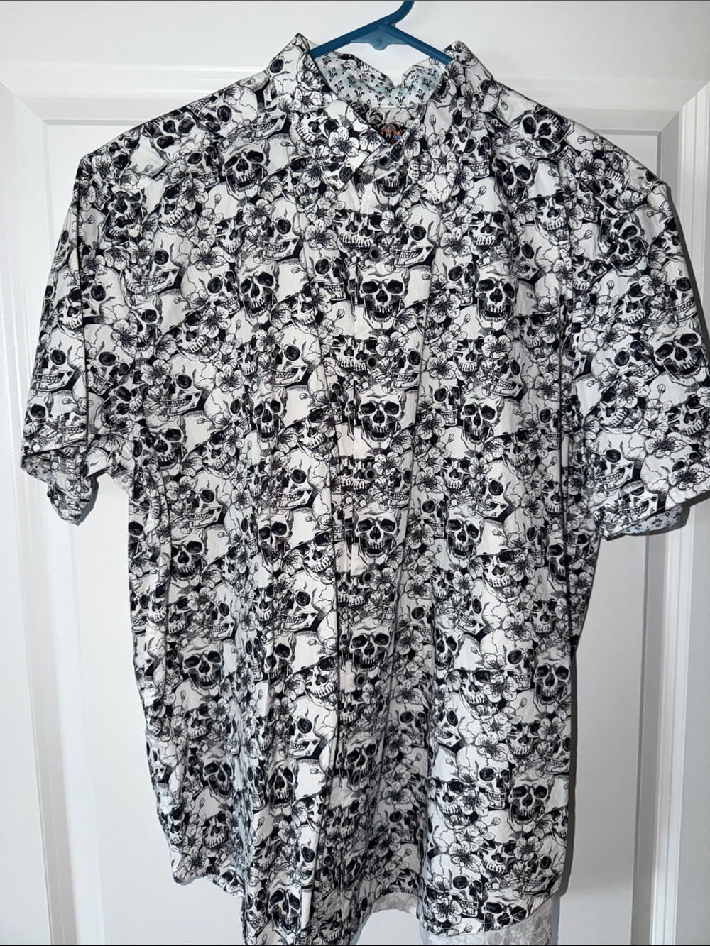 Robert Graham Black and White Skull Print Short Sleeve Shirt